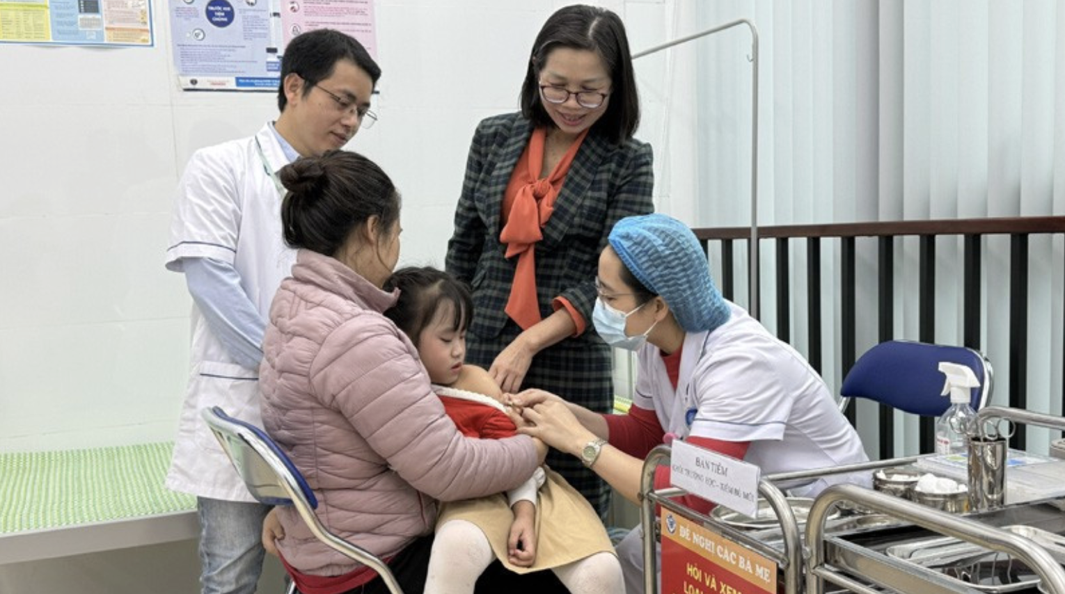Hà Nội tăng tốc tiêm chủng vaccine, không để trẻ bỏ lỡ mũi tiêm quan trọng
